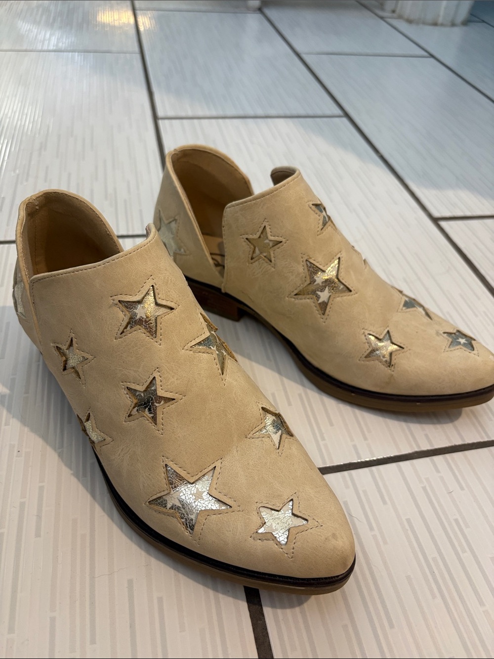 Women's Cream colored Suede Star-Accent Ankle Shoes
